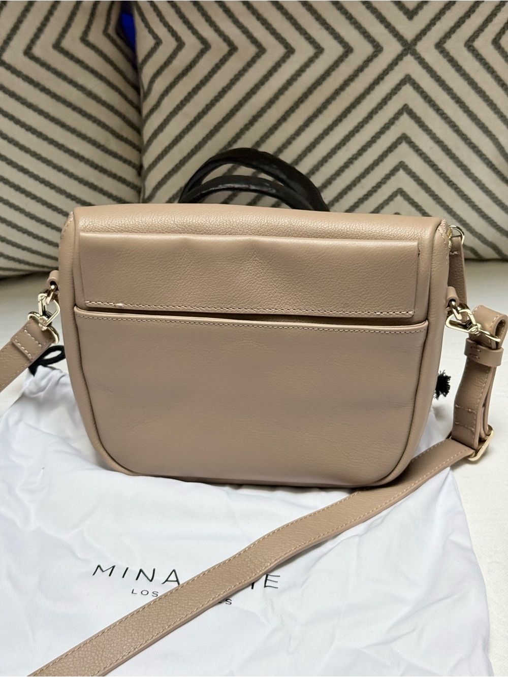 Mina Baie Nude Beige Leather Crossbody Bag with Gold Hardware - Picture 5 of 8